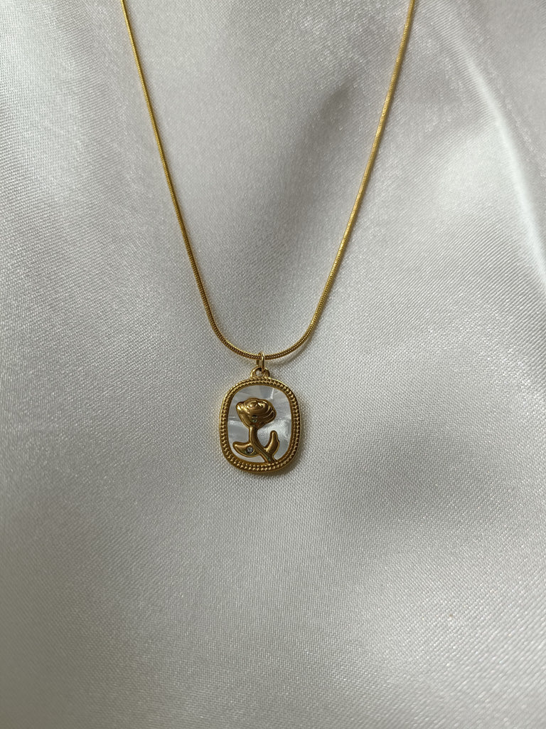 Beyaz Mermer Gül Desen Gold Kolye