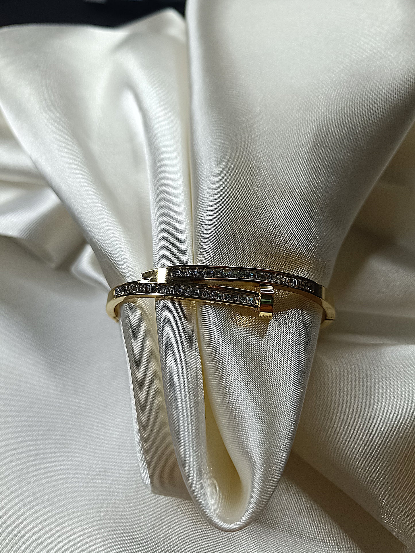 Çivi Model Taşlı Gold Kelepçe