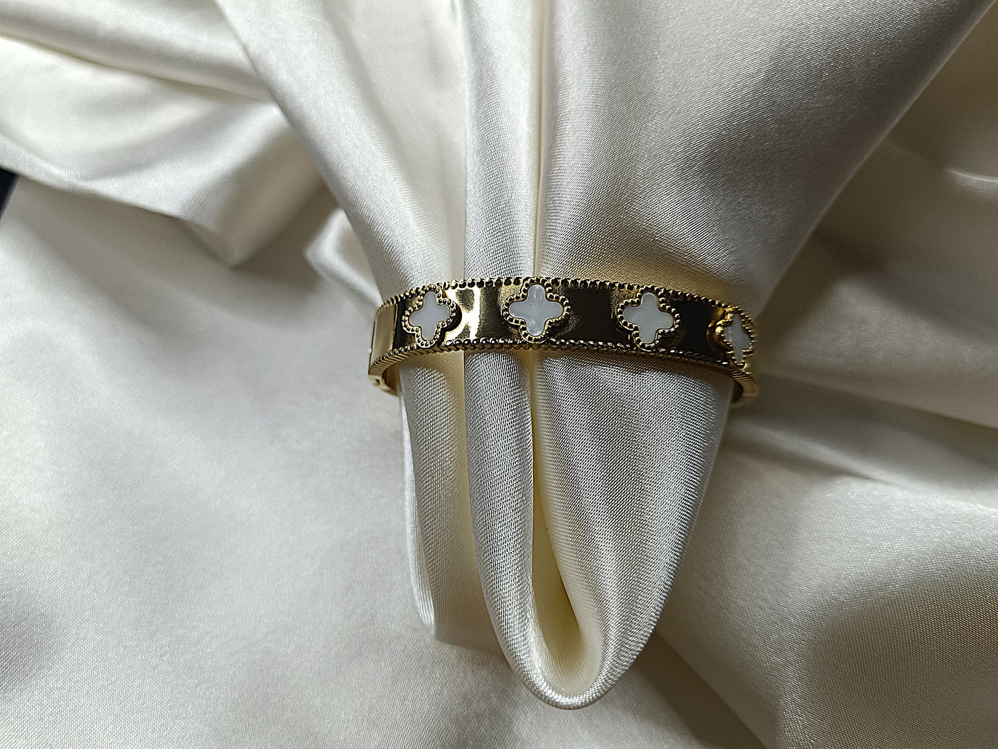Mini Yoncalı Gold Beyaz Çelik Kelepçe