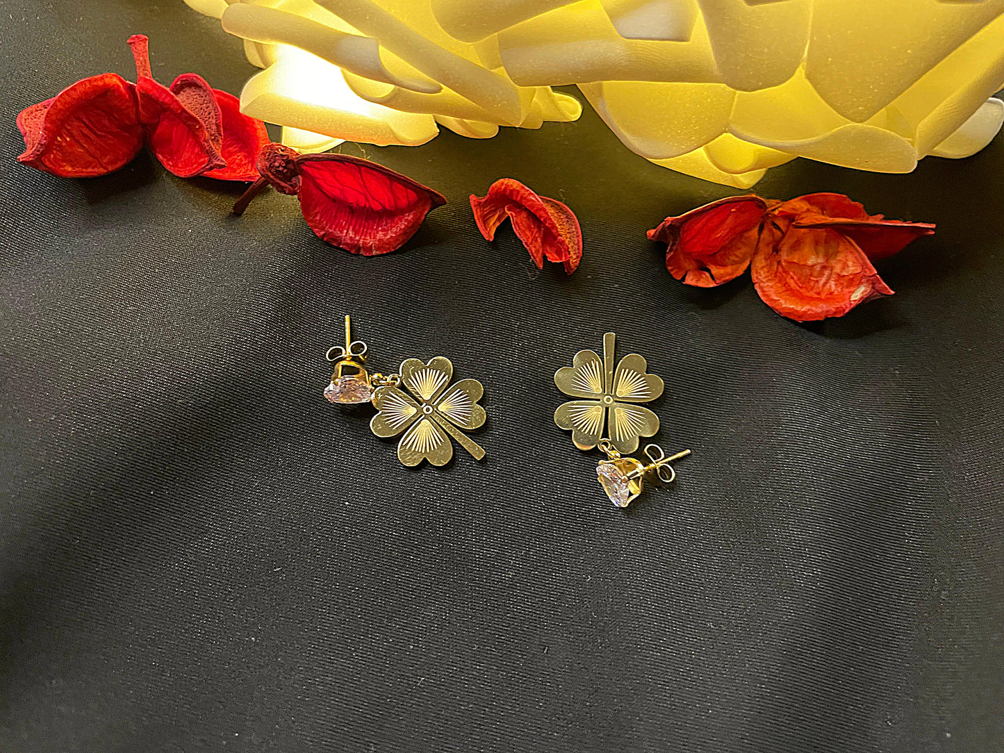 Magical Model Beyaz Taşlı Gümüş Yonca Küpe