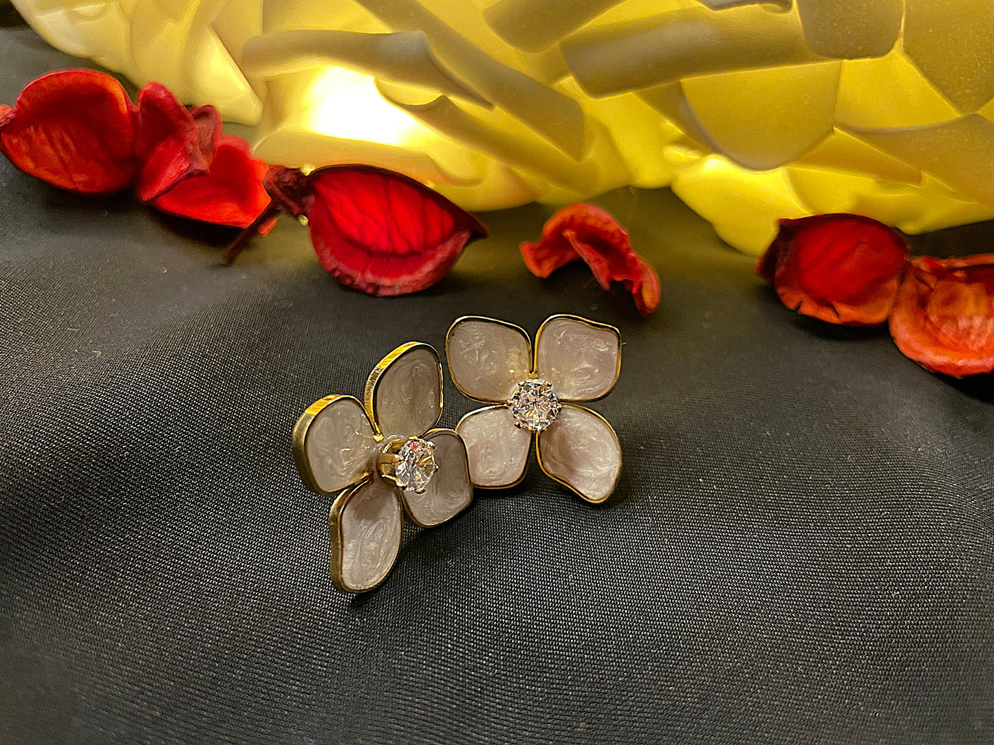 Simli Yaprak Model Taş Detaylı Gold Küpe