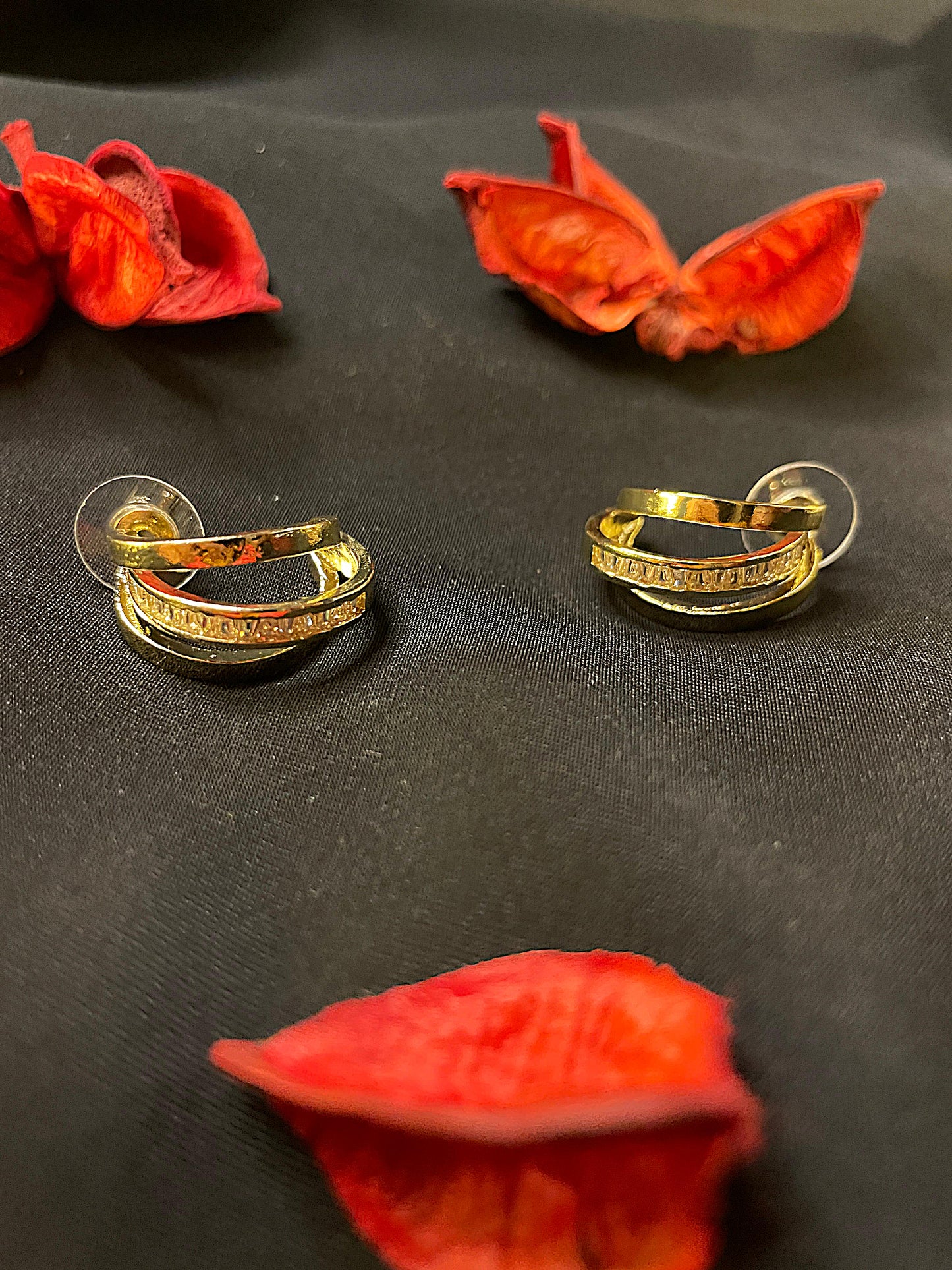 Üç Halkalı Minik Taşlı Gold Parmak Küpe