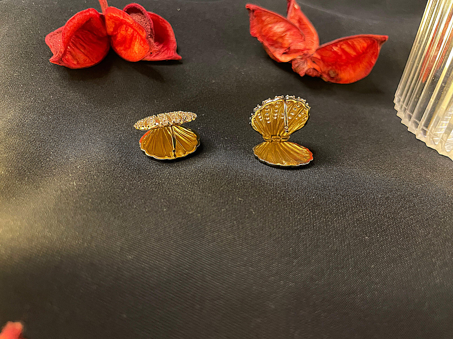 Mussel Model Taş Detaylı Gold Küpe