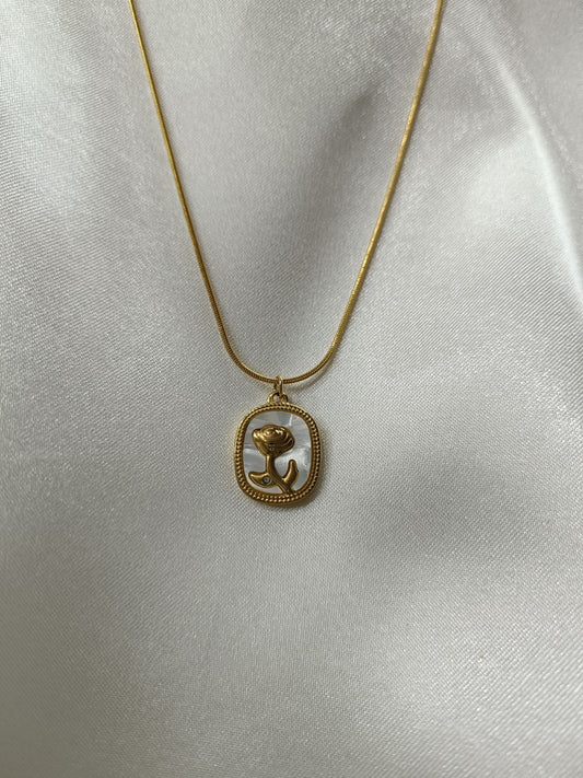 Beyaz Mermer Gül Desen Gold Kolye