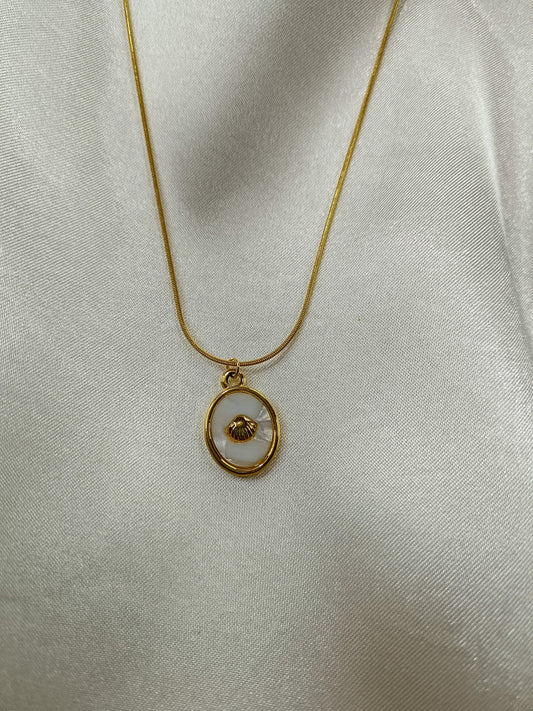 Beyaz Mermer İstiridye Model Gold Kolye