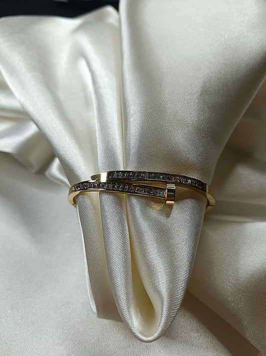 Çivi Model Taşlı Gold Kelepçe
